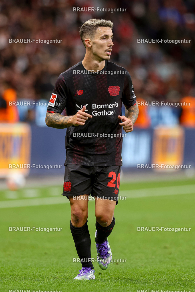 Bayer 04 Leverkusen vs Eintracht Frankfurt - Bundesliga  | Leverkusen, Deutschland, 12.09.25:   Alejandro Grimaldo (Bayer 04 Leverkusen) schaut waehrend des Spiels der Bundesliga zwischen  Bayer 04 Leverkusen vs Eintracht Frankfurt in der BayArena(Foto von Brauer-Fotoagentur / Adrian Schlueter)