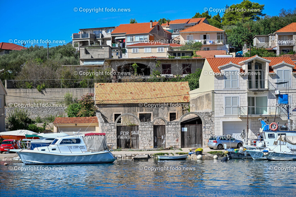 Kroatien_ Korcula_ Insel in Sueddalmatien_ Vela Luka_ 10.09.2024-14 | 10.09.2024, Kroatien, HRV, Korcula, Insel in Sueddalmatien, Vela Luka im Bild Hafen, Hafenansichten, Boot, Boote, Schiff, Schiffe, Gebauede, Adria, Meer, StadtansichtenVela Luka, woertlich Großer Hafen ist ein kroatischer Hafenort auf der Insel Korčula in der oestlichen Adria. Quelle: Wikipedia