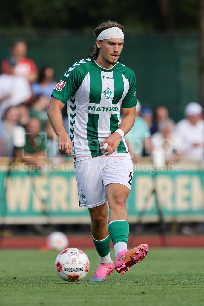 Fussball, Regionalliga Nord, SV Werder Bremen II - VfB Oldenburg | Noah Weißbach (SV Werder Bremen II, 25) am Ball, Freisteller, Einzelbild, Ganzkörper, Aktion, Action, Spielszene