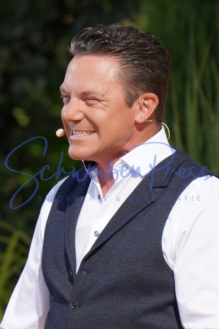 250623Ho098 | Stefan Mross - Immer wieder sonntags, Staffel 6

Ausverkauftes Haus und hochsommerliche Temperatur bei der Halbzeit Sendung von IWS, in der Veranstaltungsarena bei den Wasserwelten beim Europapark Rust. 

Deutschland, Rust, Europapark Rust, 25.06.2023