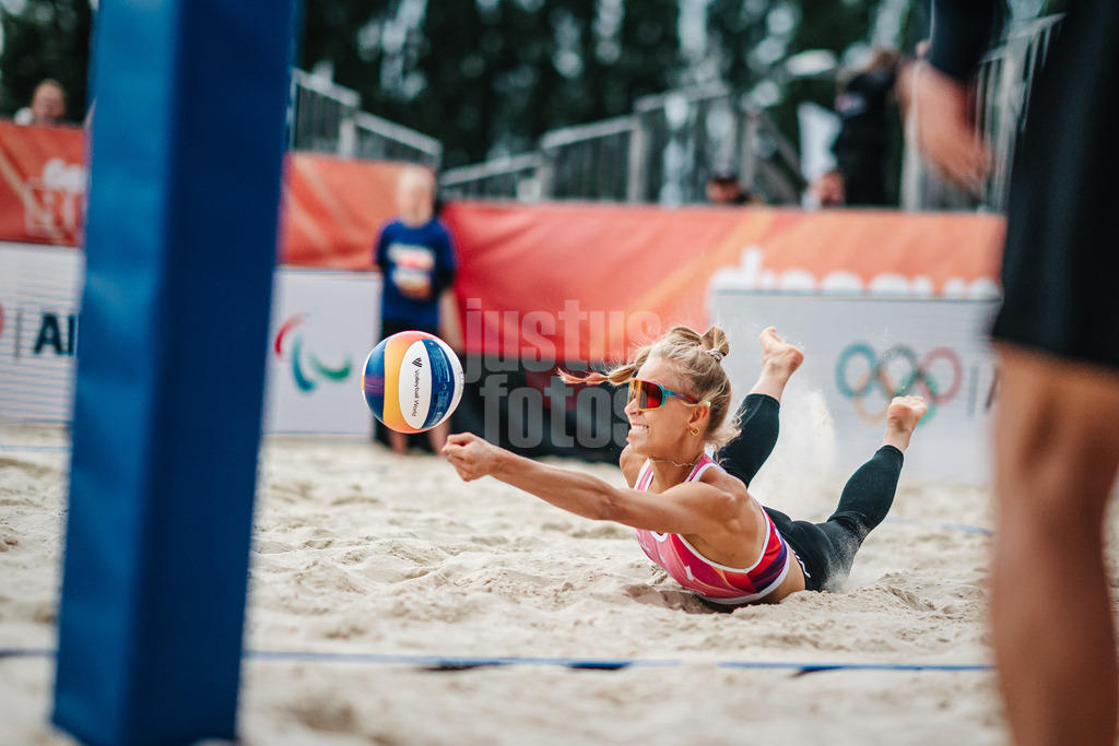 Beachvolleyball | Frauen | German Beach Tour 2024 | Tourstop Bremen | 09.06.2024 | Paula Schürholz rettet den Ball