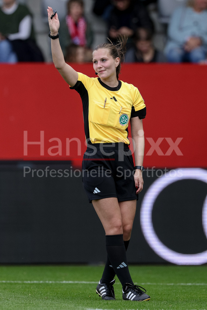 Fussball, Google Pixel Frauen-Bundesliga, FC Bayern München - SV Werder Bremen | Schiedsrichterin Selina Menzel gibt Anweisungen, gestikuliert, mit den Armen gestikulieren, DIE DFB-RICHTLINIEN UNTERSAGEN JEGLICHE NUTZUNG VON FOTOS ALS SEQUENZBILDER UND/ODER VIDEOÄHNLICHE FOTOSTRECKEN. DFB REGULATIONS PROHIBIT ANY USE OF PHOTOGRAPHS AS IMAGE SEQUENCES AND/OR QUASI-VIDEO.