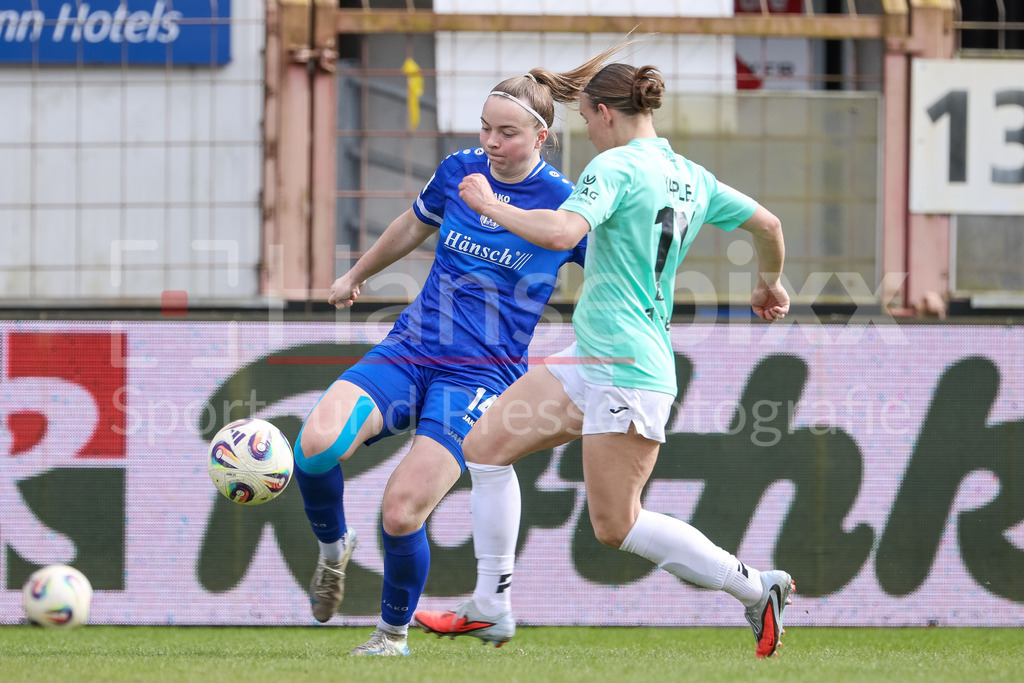 Fussball, 2. Frauen-Bundesliga, SV Meppen - SC Sand | v.li.: Bente Bode (SV Meppen, 14) und Emily Yaple (SC Sand, 14) im Zweikampf, Duell, Dynamik, Aktion, Action, Spielszene, DIE DFB-RICHTLINIEN UNTERSAGEN JEGLICHE NUTZUNG VON FOTOS ALS SEQUENZBILDER UND/ODER VIDEOÄHNLICHE FOTOSTRECKEN. DFB REGULATIONS PROHIBIT ANY USE OF PHOTOGRAPHS AS IMAGE SEQUENCES AND/OR QUASI-VIDEO.