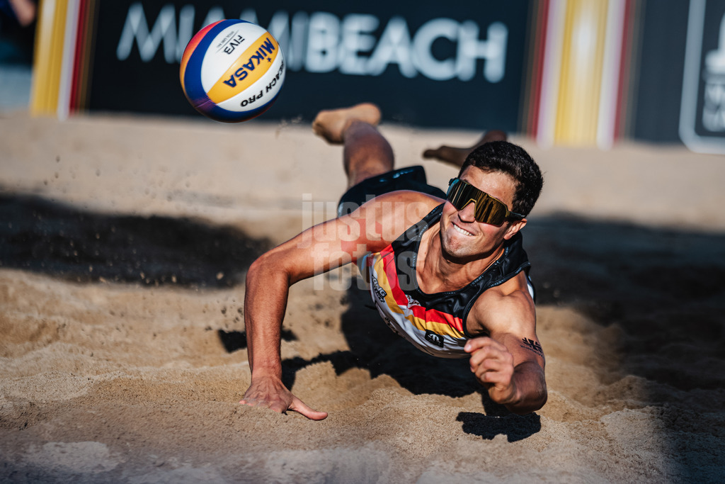 Beachvolleyball | Männer | Queen and King of the Court | Hamburg | 01.06.2024 | Sven Winter hechtet spektakulär nach dem Ball