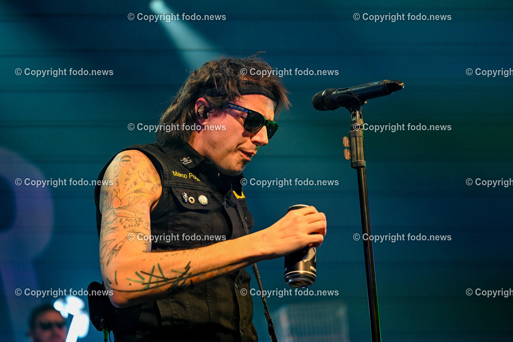 Posthof_ Turbobier_ Konzert_ 15.03.2024-61 | 15.03.2024, Linz, AUT, Posthof, Konzert Turbobier, im Bild Marco Pogo alias Dominik Wlazny (Saenger, Konzepter und Songwriter,  Gitarrist der oesterreichischen Punk-Rock-Band Turbobier, weiters Politiker der Bierpartei, Bezirksrat in Wien Simmering, Praesidentschaftskandidat, Arzt, Mediziner)