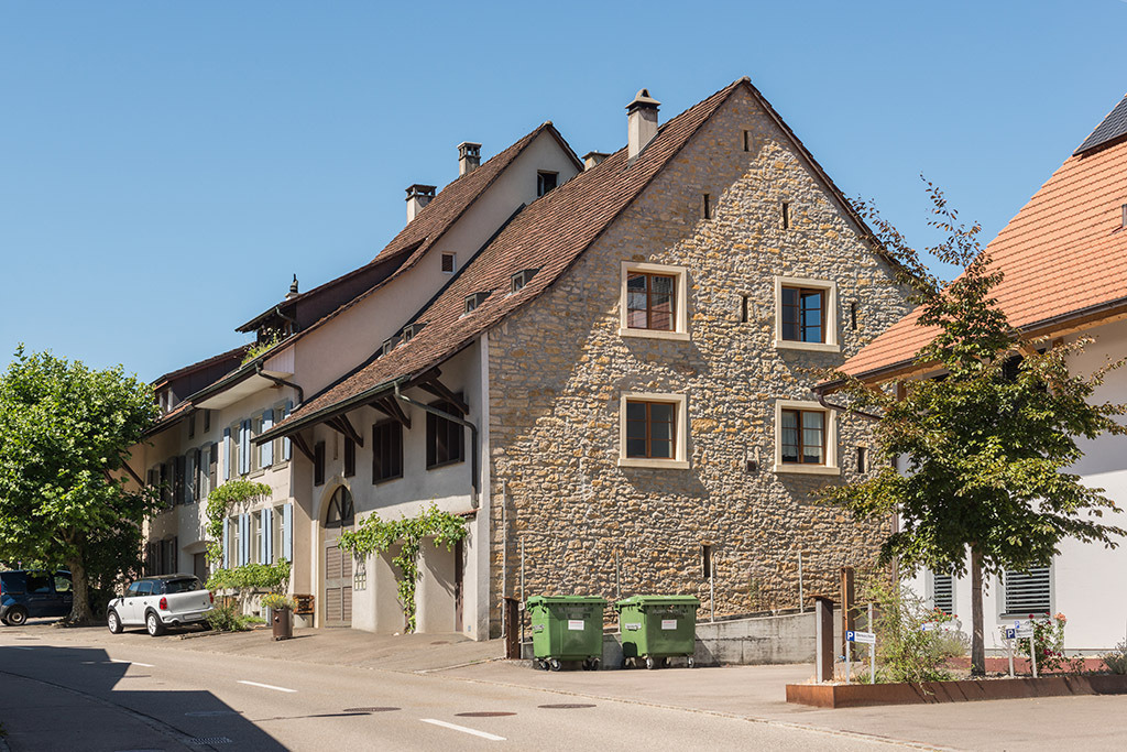 Häuserzeile im Zentrum | in Lupsingen, Baselland, Schweiz - Realisiert mit Pictrs.com