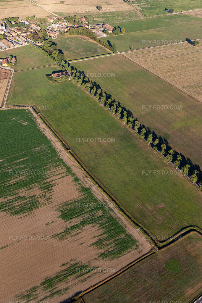 Aerial view: Gradella Via Maggiore in Pandino in the state Cremona, Italy. – Photo: IMG_134544.jpg taken on 09/19/2022 by Werner Riehm/FLY-FOTO.com – Resolution of the original: 2381 x 3572 px