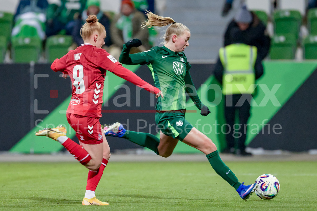 Fussball, Google Pixel Frauen-Bundesliga, VfL Wolfsburg - 1. FC Köln | v.li.: Laura Vogt (1. FC Köln, 8) und Ella Peddemors (VfL Wolfsburg, 5) im Zweikampf, Duell, Dynamik, Aktion, Action, Spielszene, DIE DFB-RICHTLINIEN UNTERSAGEN JEGLICHE NUTZUNG VON FOTOS ALS SEQUENZBILDER UND/ODER VIDEOÄHNLICHE FOTOSTRECKEN. DFB REGULATIONS PROHIBIT ANY USE OF PHOTOGRAPHS AS IMAGE SEQUENCES AND/OR QUASI-VIDEO.