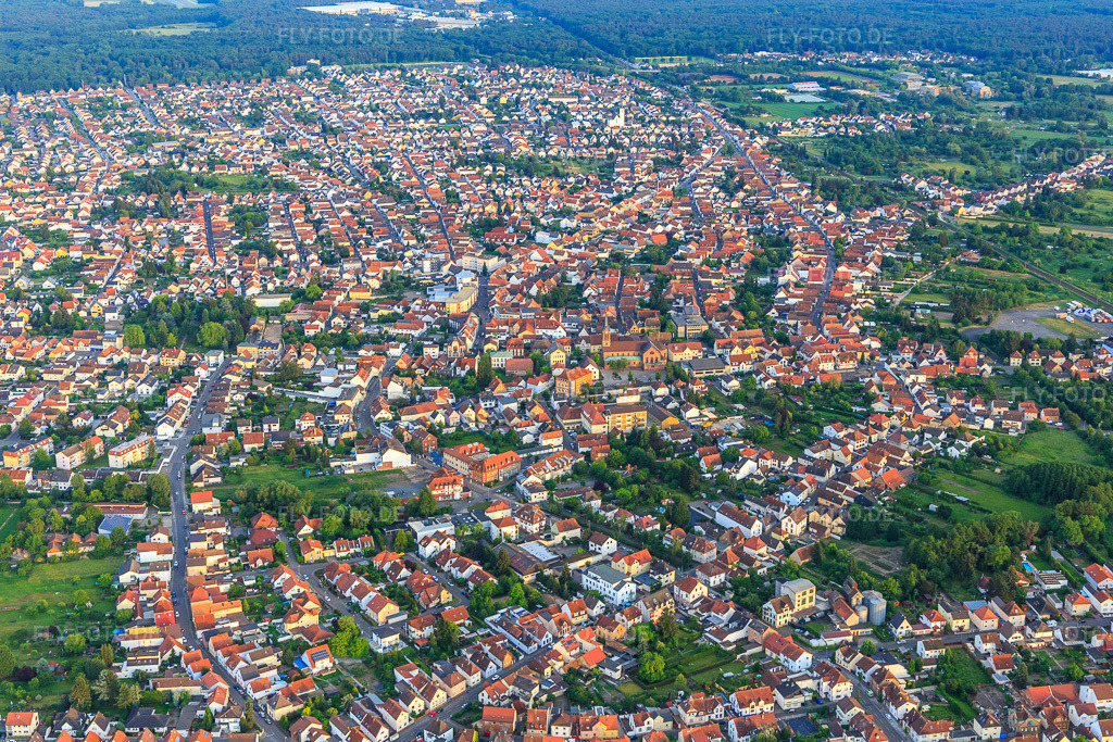 Luftbild: Stadtansicht aus Norden in Schifferstadt im Bundesland Rheinland-Pfalz in Deutschland. Foto: IMG_107467.jpg vom 25.05.2018 durch Werner Riehm/FLY-FOTO.de