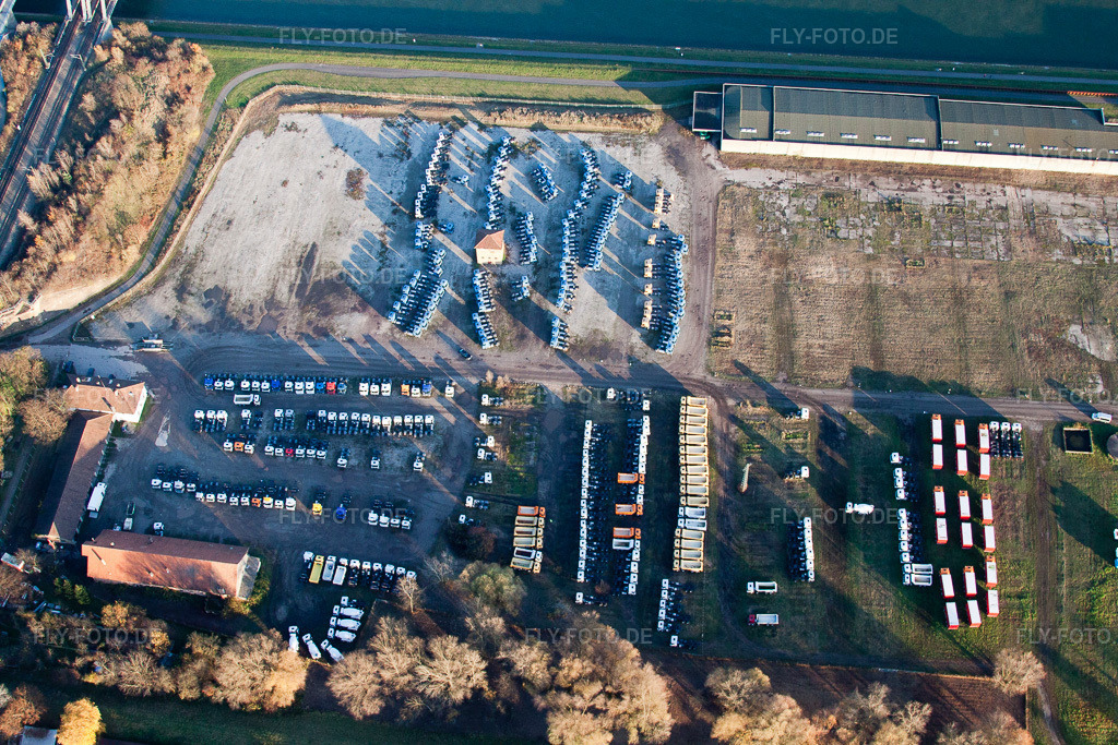 Luftbild: Maximiliansau,LKW Lager am Rhein im Ortsteil Maximiliansau in Wörth im Bundesland Rheinland-Pfalz in Deutschland. Foto: IMG_22658.jpg vom 19.11.2009 durch Werner Riehm/FLY-FOTO.de