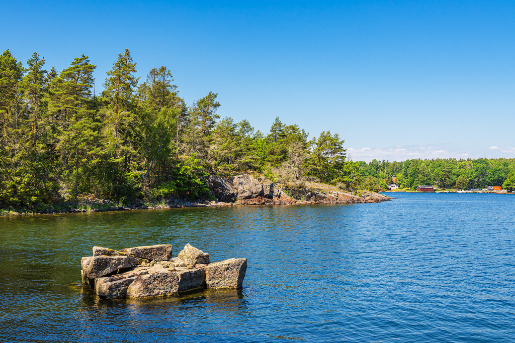 Ostseeküste mit Bäumen und Felsen auf der Insel Uvö in Schweden | Ostseeküste mit Bäumen und Felsen auf der Insel Uvö in Schweden.