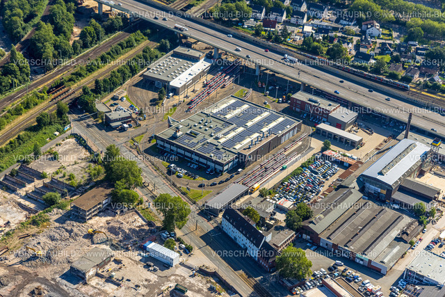 Duisburg230706278 | Luftbild, DVG Straßenbahn Stadtbahn Betriebshof mit Solardach, Handwerkerhof, Turm mit Ukraine Farben, Wanheimerort, Duisburg, Ruhrgebiet, Nordrhein-Westfalen, Deutschland