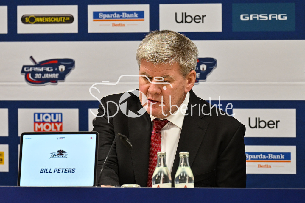 Eisbären Berlin - Augsburger Panther | BERLIN, GERMANY - 04. JANUARY: im Bild Bill PETERS Trainer Augsburger Panther / Einzelfoto / Freisteller auf der Pressekonferenz nach dem Match zwischen den Eisbären Berlin und den Augsburger Panthern am 36. Spieltag der Penny DEL in der UBER Arena