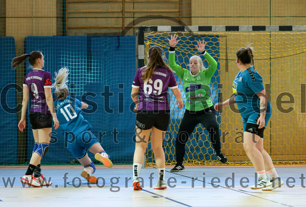 2023-03-11_050_SpVgg_Altenerding_gegen_SSG_Metten_Frauen | Erding, Deutschland, 11.03.2023:
Handball, Bezirksoberliga Frauen Altbayern 2022 / 2023, 13. Spieltag, SpVgg Altenerding gegen SSG Metten, Endergebnis: 32:26

Julia Kranich (SpVgg Altenerding, #9), Lena Steininger (SSG Metten, #10), Lena Edelmann (SpVgg Altenerding, #69), Torfrau Hanna Obermair (SpVgg Altenerding, #1)

Foto: Christian Riedel / fotografie-riedel.net