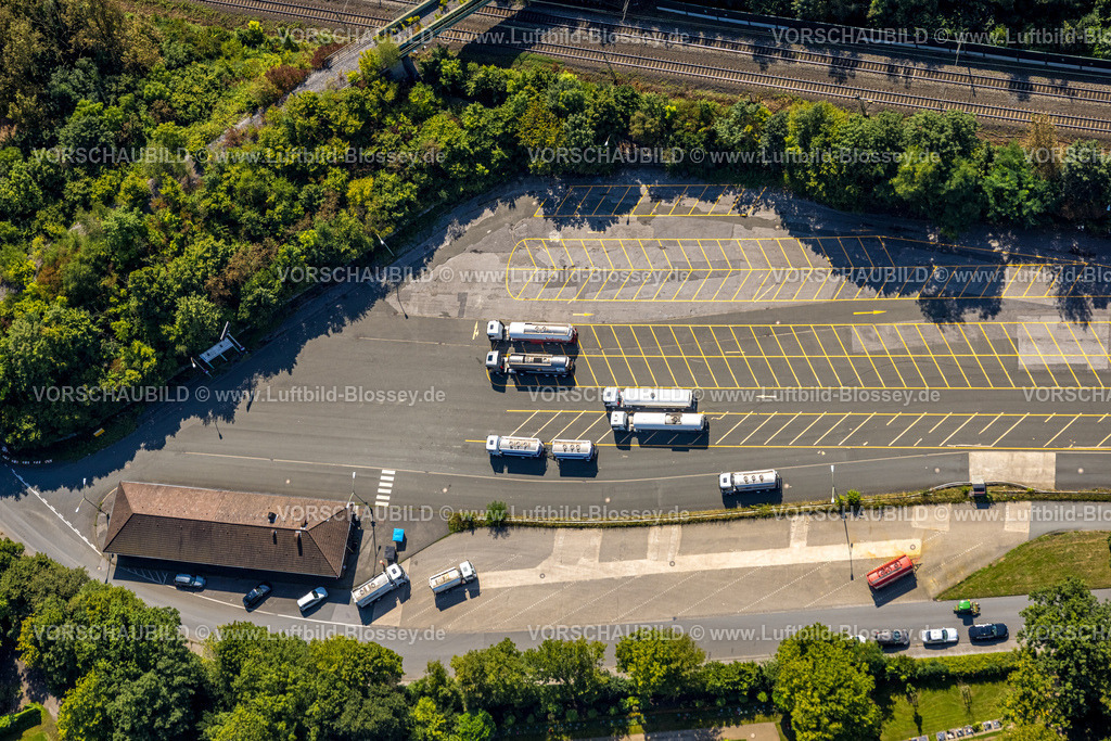 Gelsenkirchen240807204GE-Nord | Luftbild, LKW Tanklaster auf dem BP Parkplatz Gelsenbergstraße, Horst, Gelsenkirchen, Ruhrgebiet, Nordrhein-Westfalen, Deutschland