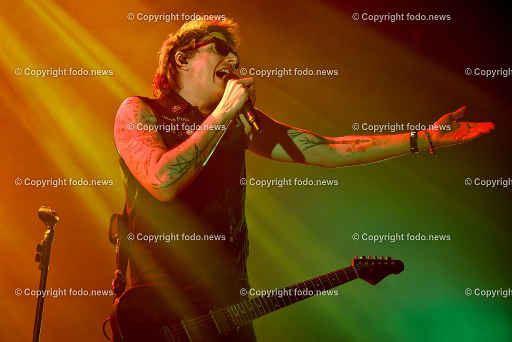 Posthof_ Turbobier_ Konzert_ 15.03.2024-4 | 15.03.2024, Linz, AUT, Posthof, Konzert Turbobier, im Bild Marco Pogo alias Dominik Wlazny (Saenger, Konzepter und Songwriter,  Gitarrist der oesterreichischen Punk-Rock-Band Turbobier, weiters Politiker der Bierpartei, Bezirksrat in Wien Simmering, Praesidentschaftskandidat, Arzt, Mediziner)