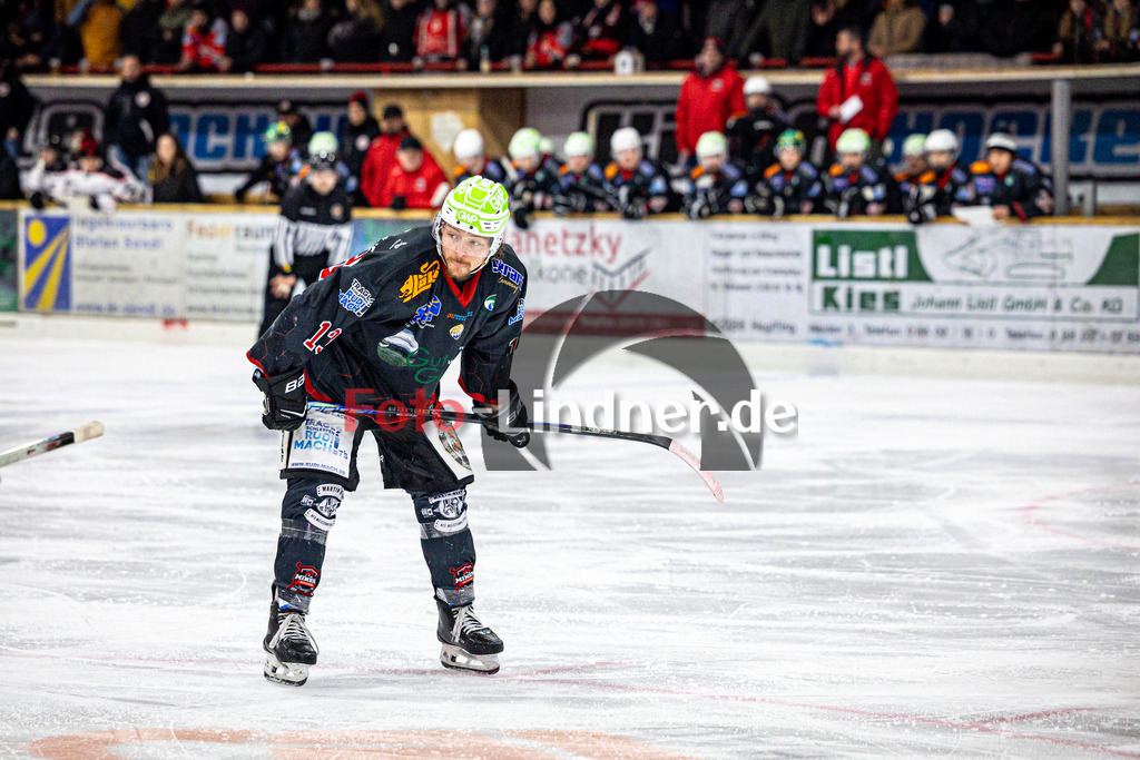 Peißenberg MINERS gegen EV Dingolfing ISAR RATS | Eishockey Bayernliga 2025/26 Vorrunde 28. Spieltag, Peißenberg MINERS gegen EV Dingolfing ISAR RATS, 20260118,Weiland PARRISH (MINERS 13) mit Mannschaft im Hintergrund,2026-01-18 in Peißenberg (flatbuy Arena Peißenberg), Weiland PARRISH (MINERS 13)Copyright: WolfgangxLindner www.foto-lindner.de