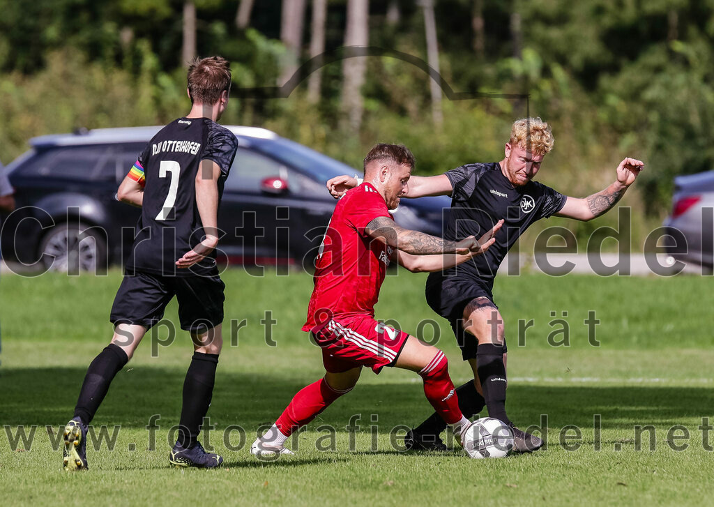 2023-09-17_040_DJK_Ottenhofen_gegen_FC_Finsing_II | Ottenhofen, Deutschland, 17.09.2023:
Fußball, Kreisklasse 2023 / 2024, 7. Spieltag, DJK Ottenhofen gegen FC Finsing II, Endergebnis: 3:0

Nico Beikirch-Wehking (DJK Ottenhofen, #7), Christopher Biendl (FC Finsing, #21), Peter Knauer (DJK Ottenhofen, #4)

Foto: Christian Riedel / fotografie-riedel.net