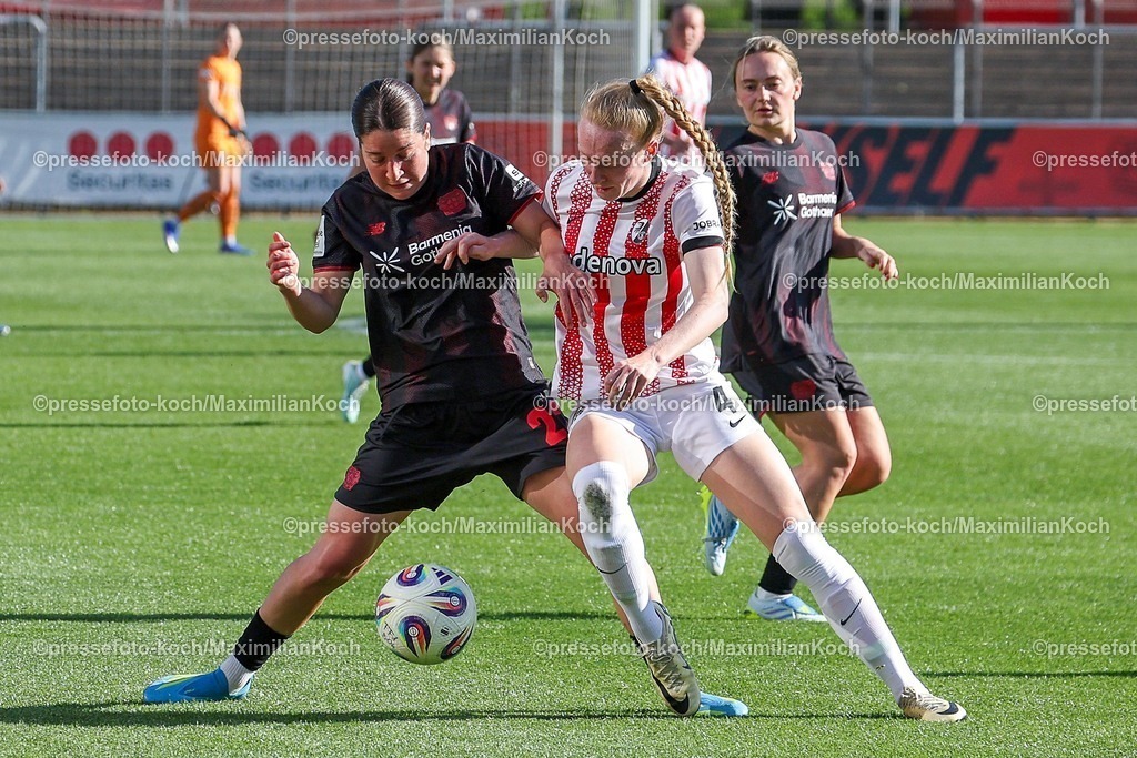 xsscx26042601027 | 26.04.2026, xsscx, Frauen Fussball, Bayer 04 Leverkusen - SC Freiburg, 1. Fussball Bundesliga, 23. Spieltag, Ulrich-Haberland-Stadion, Saison 2025 2026: Ruby Grant (Bayer Leverkusen #22) im Zweikampf gegen Meret Felde (SC Freiburg #04) DFB regulations prohibit any use of photographs as image sequences and or quasi-video. Photo: xSandraxScherningxPressefotoKochx