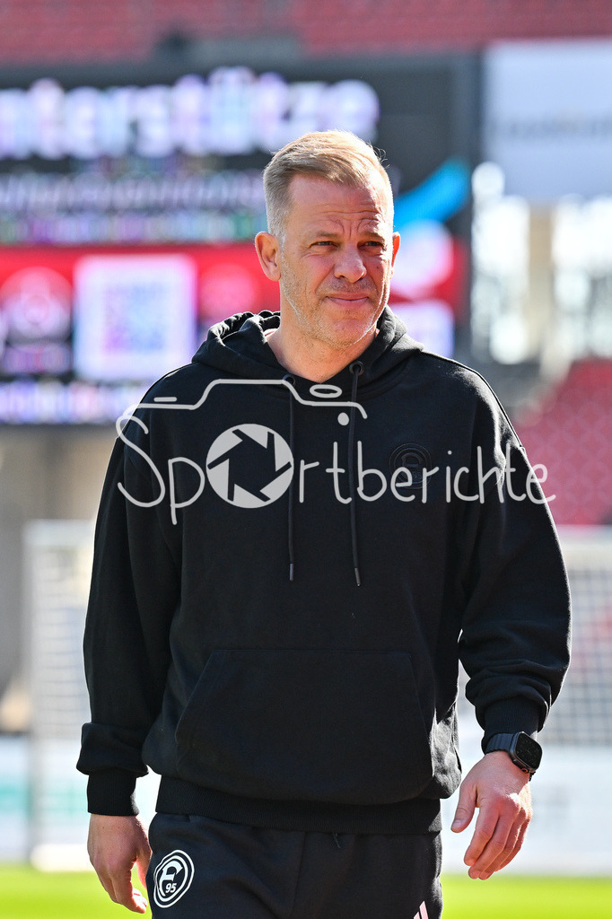 1. FC Nürnberg - Fortuna Düsseldorf | NUREMBERG, GERMANY - 07. MARCH:  im Bild Markus ANFANG Trainer Fortuna Düsseldorf / Einzelfoto / Freisteller vor dem Match zwischen dem 1. FC Nürnberg und Fortuna Düsseldorf am 25. Spieltag der 2. Bundesliga im Max Morlock Stadion / DFL REGULATIONS PROHIBIT ANY USE OF PHOTOGRAPHS AS IMAGE SEQUENCES AND/OR QUASI-VIDEO
