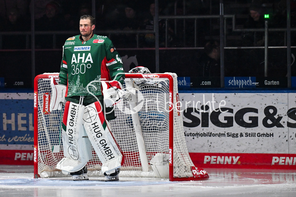 Augsburger Panther - Adler Mannheim | AUGSBURG, GERMANY - 28. DECEMBER: im Bild Peyton JONES (Augsburger Panther 41) / Einzelfoto / Freisteller kurz vor dem Match zwischen den Augsburger Panthern und den Adler Mannehim am 33. Spieltag der Penny DEL im Curt Frenzel Stadion