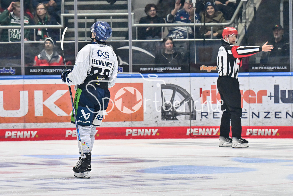 Augsburger Panther - Straubing Tigers | Die Tigers jubeln nach dem Treffer zum 0-3 durch Danjo LEONHARDT (Straubing Tigers #53) / Freude / Happy / Tor / torschuezte