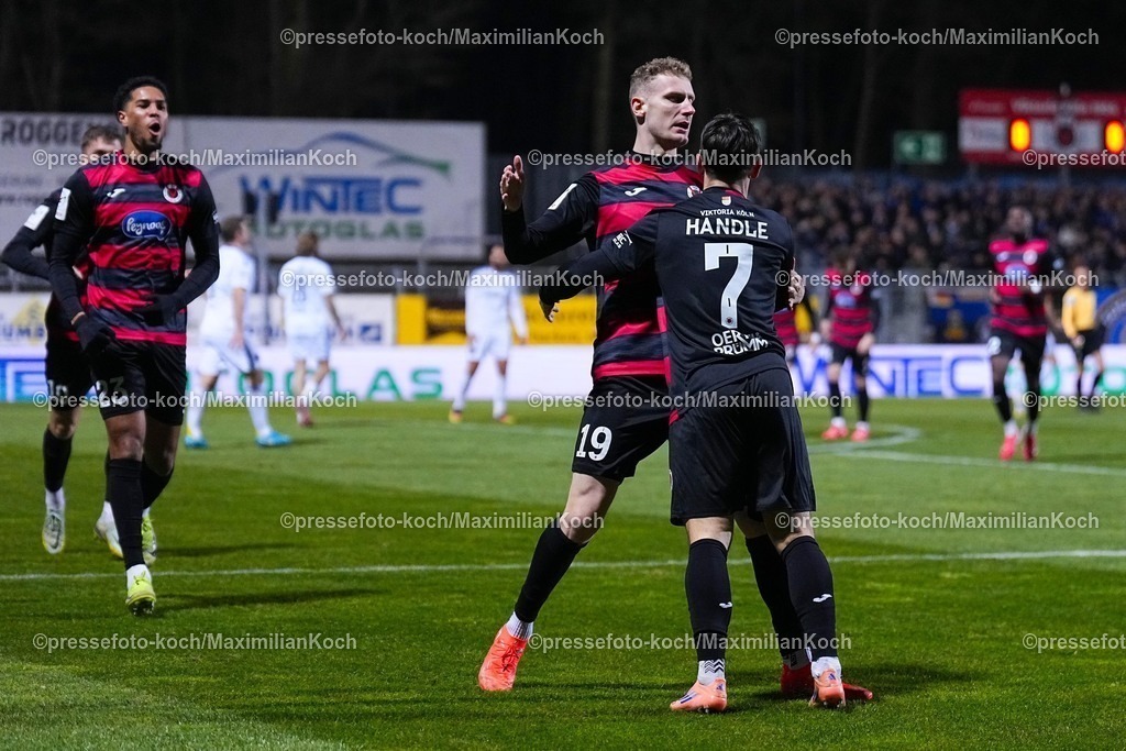 xYDRx23012601010 | 23.01.2026, xydrx, Fußball, 3.Liga, FC Viktoria Köln - 1.FC Saarbrücken, Saison 2025 2026, Sportpark Höhenberg: Torjubel nach dem Tor zum 1:0 für den FC Viktoria Köln durch Torschütze Meiko Sponsel (FC Viktoria Köln #19) zusammen mit Simon Handle (FC Viktoria Köln #7)    DFB regulations prohibit any use of photographs as image sequences and or quasi-video. Photo: xYannisxDreimannxPressefotoKochx