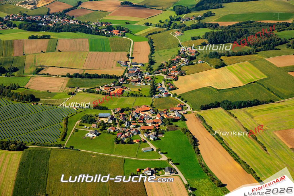 Das Luftbild zeigt : Unterhaselbach Mallersdorf-Pfaffenberg - Die Luftaufnahme wurde 2023 vom UL-Flugzeug aus erstellt ( keine Drohne ) - Hochauflösende Luftaufnahme - Für grossformatige Ausdrucke geeignet. Die Geschenkidee !Mit Lizenz und Bildrechte bestellbar