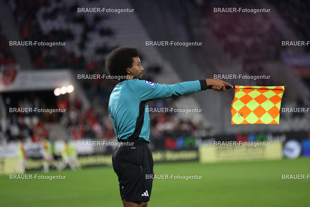 Rot-Weiss Essen - VFL Osnabrück | Essen, Deutschland, 17.09.2025 Kenny Abieba (Linienrichter) gestikuliertwährend des 3.Liga Spiels zwischen  Rot-Weiss Essen und VFL Osnabrück am 17.09.2025 im Stadion an der Hafenstraße in Essen. (Foto von Timo Bluhmki-Schmidt/Brauer Fotoagentur