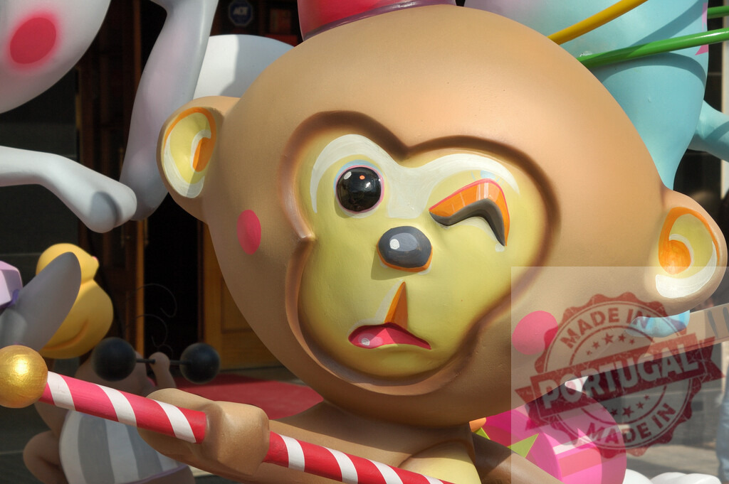 Winking monkey ninot at Falles festival in Valencia. Fallas Fiestas Communidad Valenciana | Colorful cartoon monkey sculpture with a winking eye, holding a staff - Realisiert mit Pictrs.com