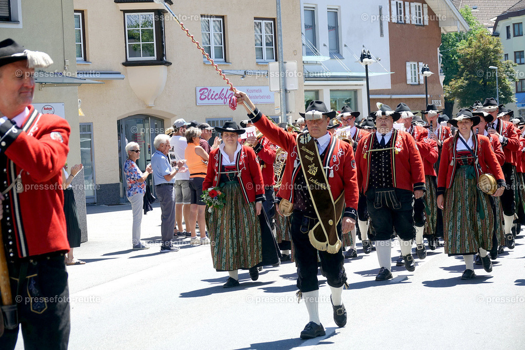 news-2022-Juli17-Musikumzug-Reutte-DSD03030-Lechaschau | Info aus dem Bezirk Reutte/Ausserfern Tirol sowie eine umfangreiche Bilddatenbank über die gesamte Region: Lechtal, Talkessel Reutte, Tannheimertal, Zwischentoren. Lech, Plansee, Zugspitze, Grenztunnel, B179, Fernpassstraße, Verkehr, Lawinen, Tradition, - Realisiert mit Pictrs.com