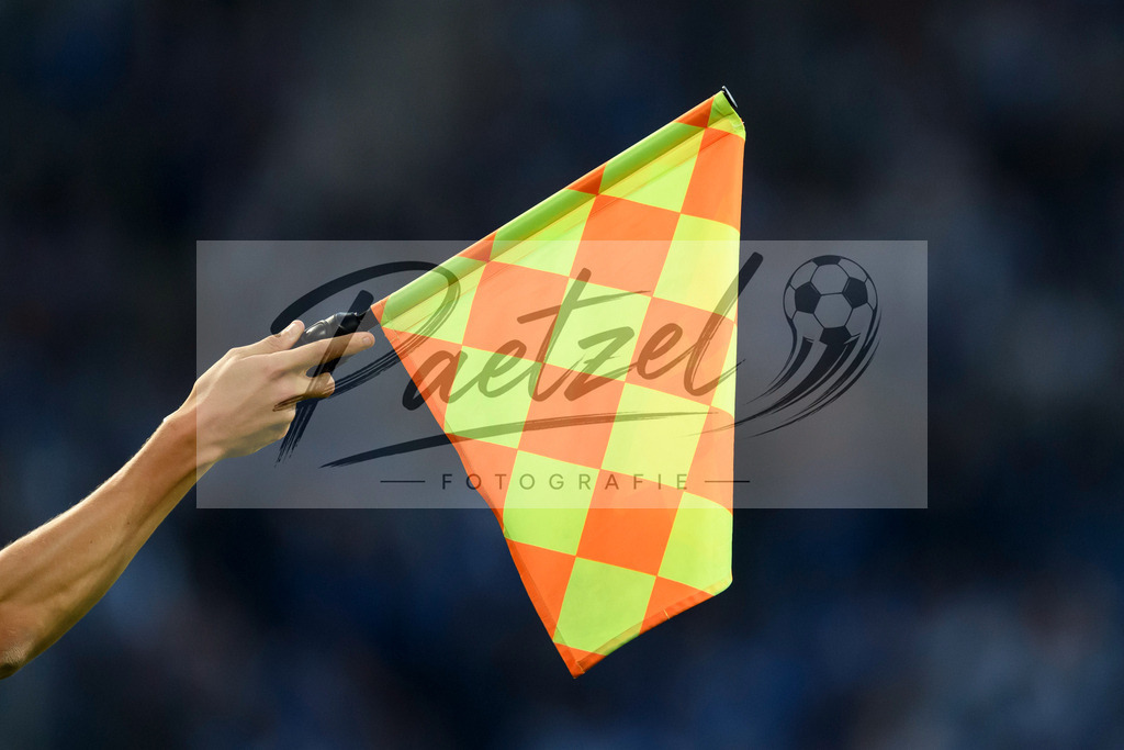 FCMFCK20210904_232 | Fussball, Herren: . Eine Schiedsrichter-Assistenten-Fahne beim Spiel der 3. Liga zwischen 1. FC Magdeburg und 1. FC Kaiserslautern in der MDCC-Arena am 04.09.2021 in Magdeburg, Deutschland.DFB / DFL REGULATIONS PROHIBIT ANY USE OF PHOTOGRAPHS AS IMAGE SEQUENCES AND/OR QUASI-VIDEO. - Realisiert mit Pictrs.com