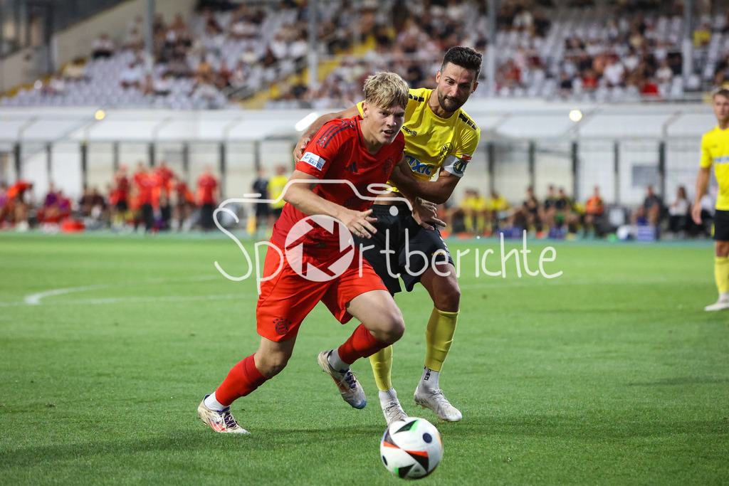 FC Bayern Amateure - SpVgg Bayreuth | Im Duell Samuel UNSOELD (FCB #19) und Edwin SCHWARZ (Spvgg #5) / Zweikampf