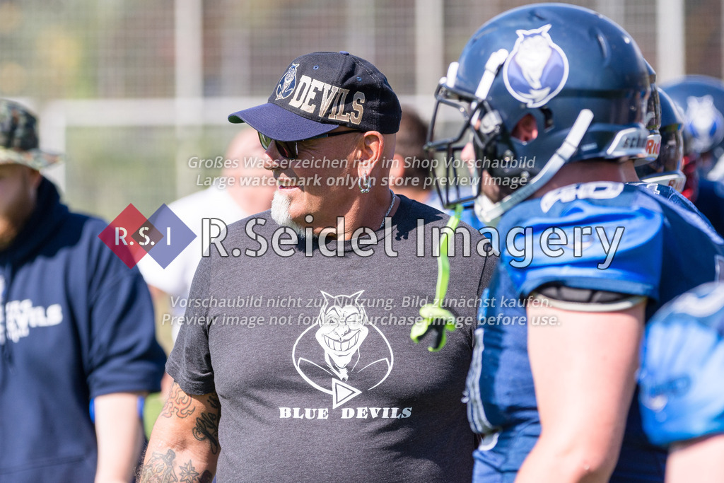 American Football, Saison 2022, Regionalliga Nord, Hamburg Blue Devils - Oldenburg Knights, Dr.-Hermann-Schnell-Sportplatz (Hamburg), 06.08.2022, 07. Gameweek | Sportfotos aus Hamburg, Eventfotos oder freie Arbeiten von R.Seidel Imagery – einfach online kaufen.