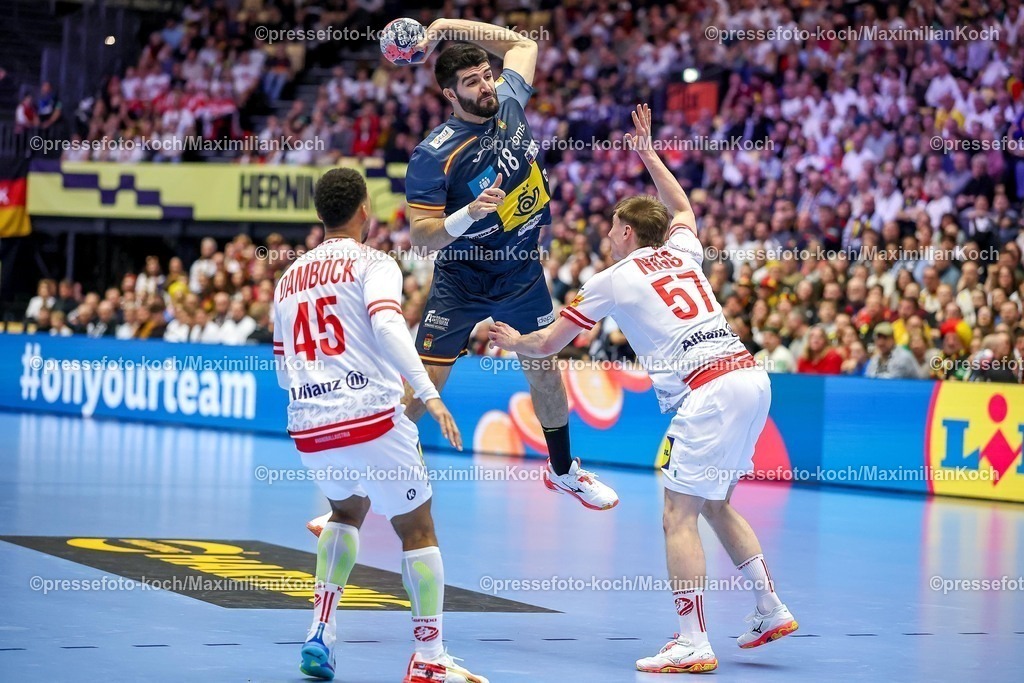 EHF17012601091 | 17.01.2026, Handball, Men's EHF EURO 2026, Österreich - Spanien, Jyske Bank Boxen in Herning, Dänemark, Preliminary Round: xde18 im Zweikampf gegen   Eric Damböck (Austria #45)  Jakob Nigg (Austria #57) 