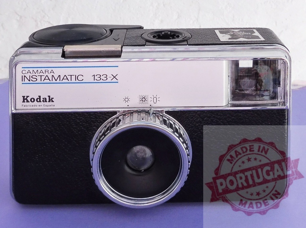 Kodak Instamatic 133-X vintage camera for analog photography | Kodak Instamatic 133-X camera showing its retro design against a light background - Realisiert mit Pictrs.com