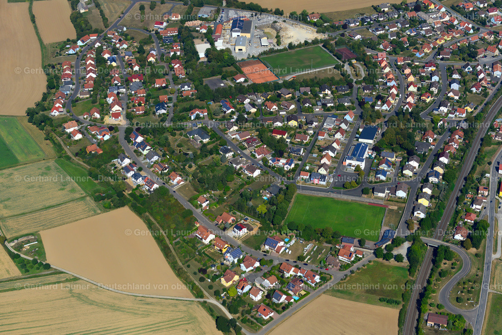 3650537 | KIRCHHEIM 13.09.2016 Ortsansicht am Rande von landwirtschaftlichen Feldern und Nutzflächen  in Kirchheim im Bundesland Bayern, Deutschland // Village view on the edge of agricultural fields and land  in Kirchheim in the state Bavaria, Germany Foto: Gerhard Launer