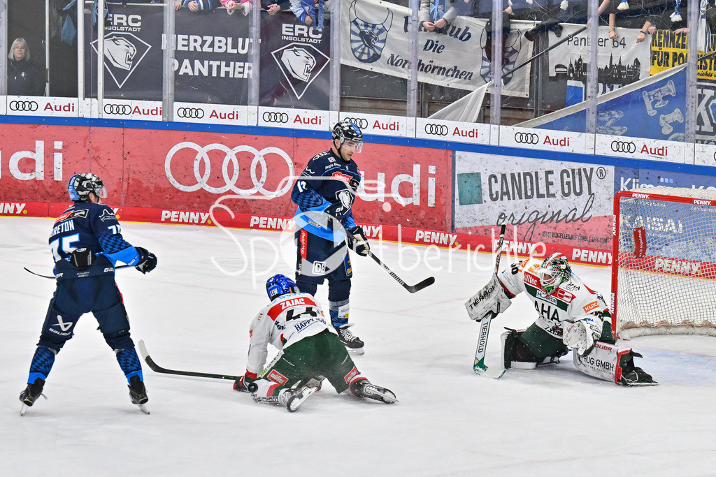 ERC Ingolstadt - Augsburger Panther  | Nolan ZAJAC (Augsburger Panther #44) blockt in letzter Sekunde einen Schuss von Alex BRETON (ERC Ingolstadt #75) / DEL: ERC Ingolsdtadt - Augsburger Panther, Saturn Arena am 10.01.2025
