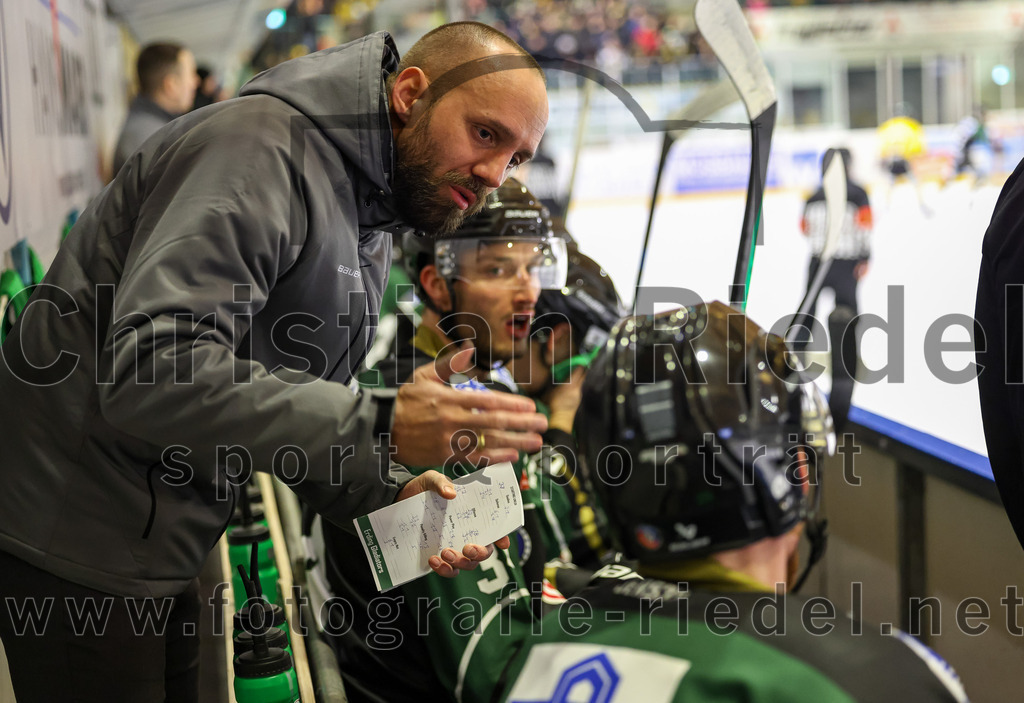2023-02-10_051_TSV_Erding_gegen_ERSC_Amberg | Erding, Deutschland, 10.02.2023:
Eishockey, Bayernliga Meisterrunde Gruppe B 2022 / 2023, 3. Spieltag, TSV Erding gegen ERSC Amberg, Endergebnis: 6:3

Teamchef Felix Schütz (Erding Gladiators), Bastian Cramer (Erding Gladiators, #34)

Foto: Christian Riedel / fotografie-riedel.net