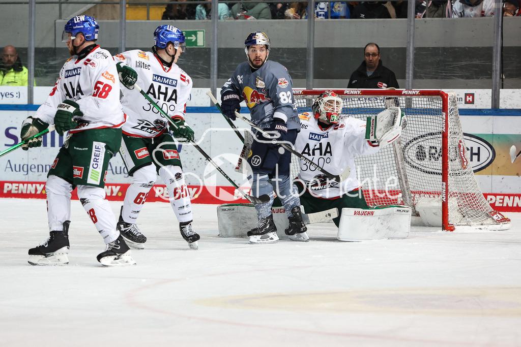 EHC München - Augsburger Panther | Christopher DESOUSA (RBM #82) kann in dieser Szene Markus KELLER (AEV #35) die Sicht nehmen