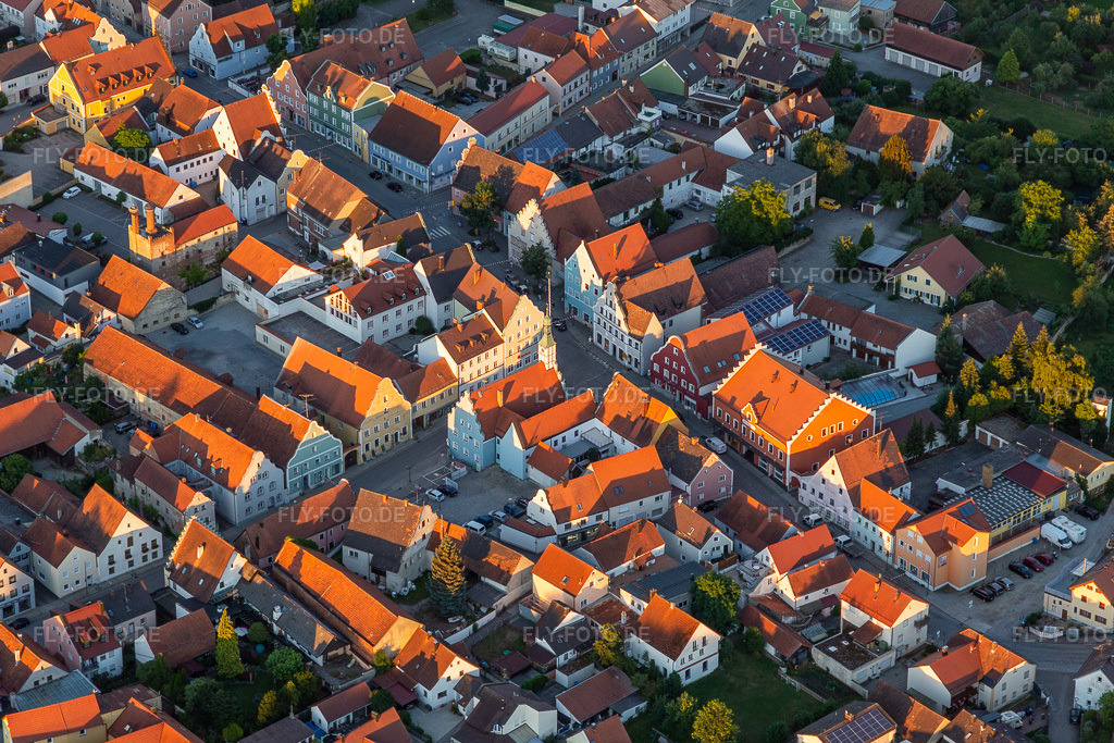 Luftbild: Stadtplatz Regensburgerstraße in Geiselhöring im Bundesland Bayern in Deutschland. – Foto: IMG_133363.jpg vom 03.07.2022 durch Werner Riehm/FLY-FOTO.de – Auflösung des Originals: 5201 x 3467 px – Fit Food – Ostermeier