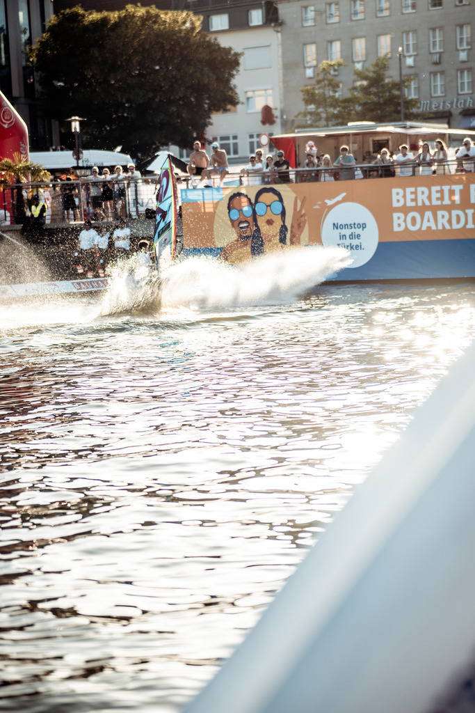 Kieler WOCHE Tow In Windsurf - @danielpankoke dpmedia (125 von 158) | dp-photography - Realisiert mit Pictrs.com