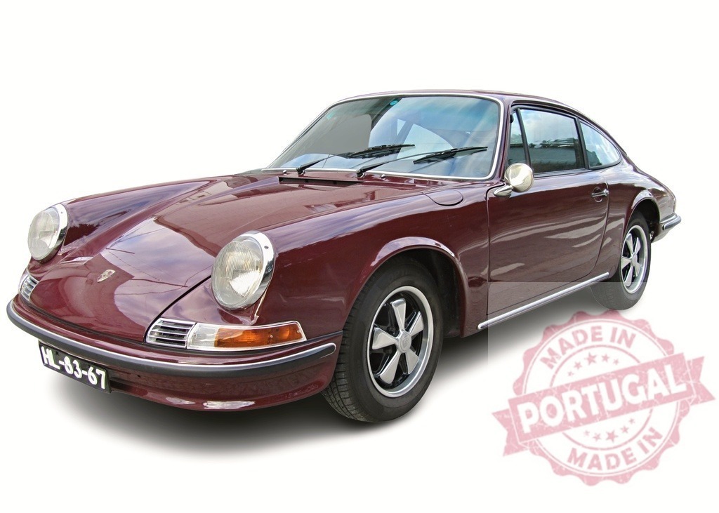 Classic Porsche 911 reflecting urban landscape in its windows | Burgundy Porsche 911 parked, reflecting surrounding urban environment in its polished windows - Realisiert mit Pictrs.com