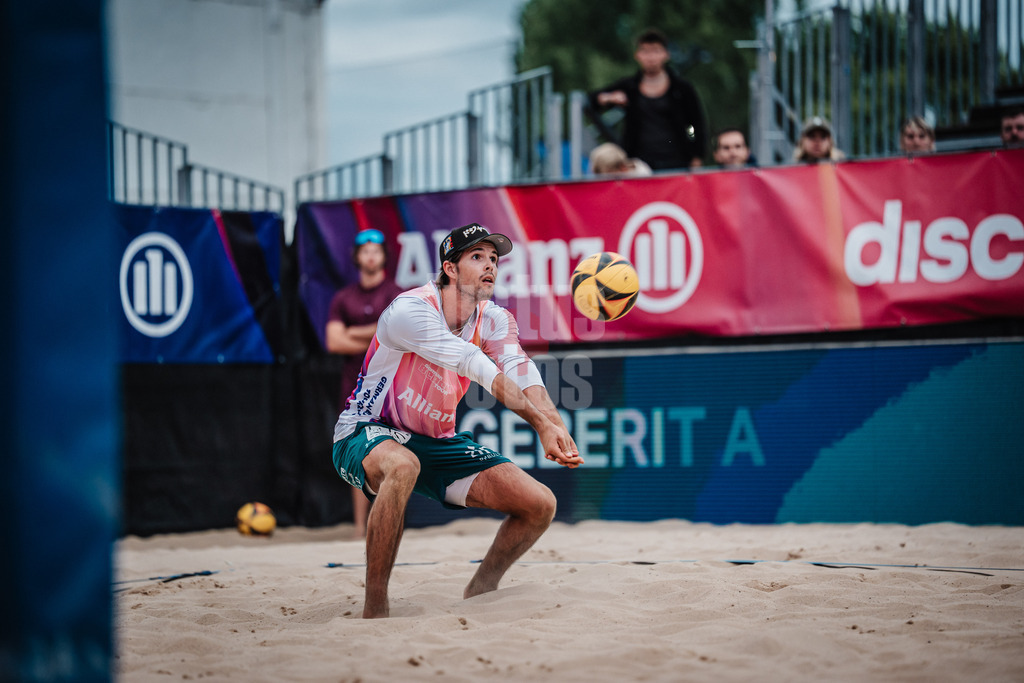 Beachvolleyball | Männer | Allianz German Beach Tour 2025 | Tourstop Berlin | 22.08.2025 | Niklas Held nimmt den Ball an
