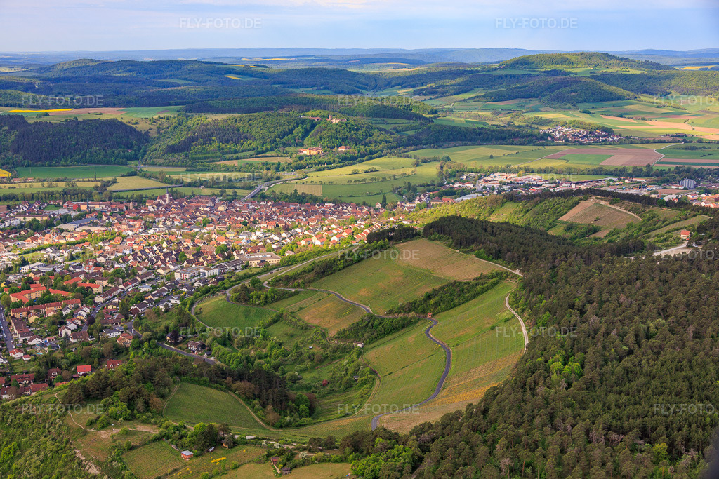 Luftbild: Ortsansicht von Osten in Hammelburg im Bundesland Bayern in Deutschland.Foto: IMG_156079.jpg vom 03.05.2026 durch Werner Riehm/FLY-FOTO.deAuflösung des Originals: 6000 x 4000 px