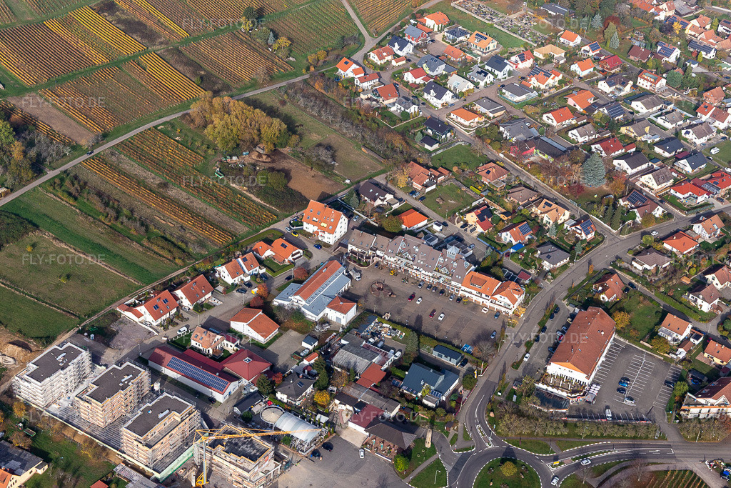 Luftbild: St. Urbanplatz im Ortsteil Schweigen in Schweigen-Rechtenbach im Bundesland Rheinland-Pfalz in Deutschland. Foto: IMG_123791.jpg vom 07.11.2020 durch Werner Riehm/FLY-FOTO.de