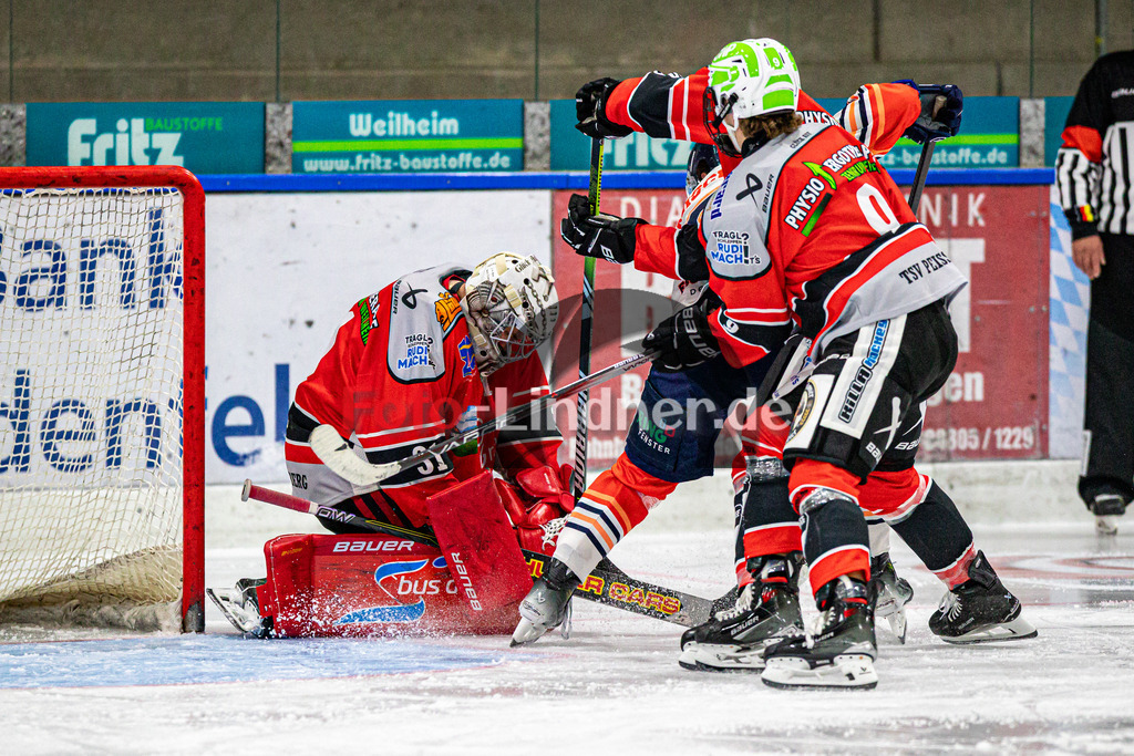 TSV Peißenberg Miners vs ESC Kempten SHARKS | Eishockey Bayernliga Vorbereitung 2024/2025, TSV Peißenberg Miners vs ESC Kempten SHARKS, 20241004,Korbinian SERTL (Miners Goali 31) hält sicher, gefrängel for dem Tor,2024-10-04 in Peißenberg (Eisstadion)Korbinian SERTL (Miners Goali 31)Copyright: WolfgangxLindner