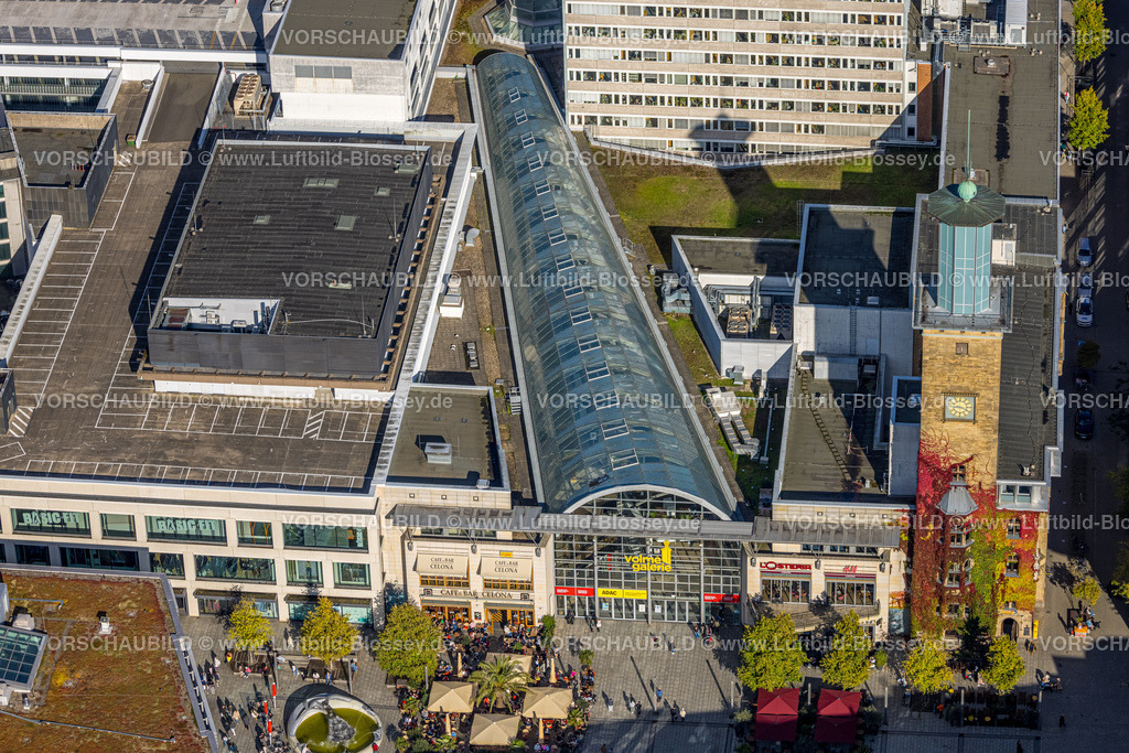 Hagen241005415 | Luftbild, Eingang der Volme Galerie, Rathausturm mit bunter Pflanzenfassade, Mittelstadt, Hagen, Ruhrgebiet, Nordrhein-Westfalen, Deutschland