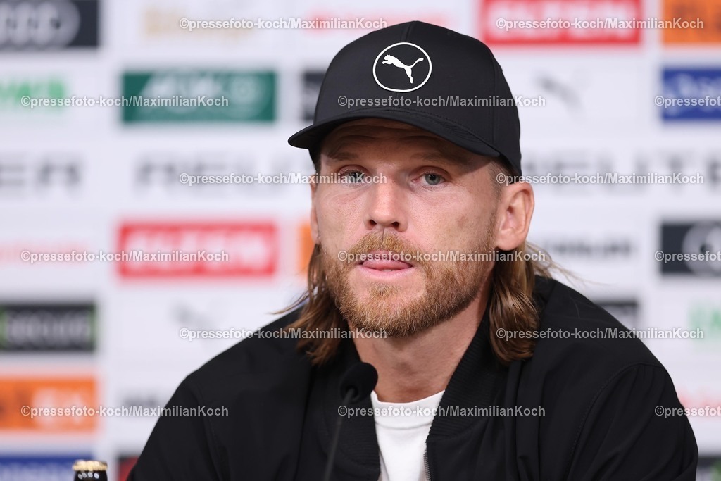 BMG05102502208 | 05.10.2025, Fußball, Borussia Mönchengladbach - SC Freiburg, 1. Fußball Bundesliga, Borussia-Park, Saison 2025 2026: Cheftrainer Eugen Polanski (Borussia Mönchengladbach) DFB regulations prohibit any use of photographs as image sequences and or quasi-video.