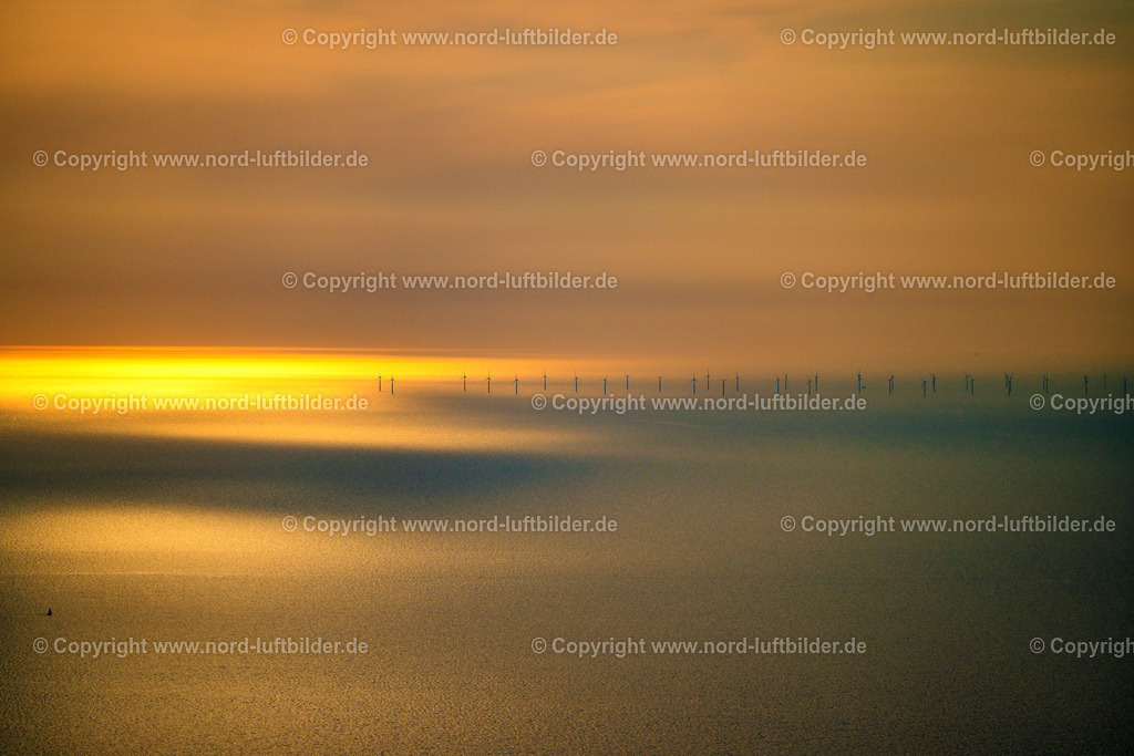 Sylt_Wenningstedt_Nordsee_Blick_auf_Die_Windräder_Sonnenuntergang_ELS_7083130825 | SYLT 13.08.2025 Windenergieanlagen (WEA) des Offshore-Windpark auf der Wasseroberfläche der Nordsee vor der Insel Sylt im Bundesland Schleswig-Holstein, Deutschland. // Wind energy plants (WEA) of the offshore wind farm on the water surface of the North Sea in front of the island of Sylt in the state Schleswig-Holstein, Germany. Foto: Martin Elsen